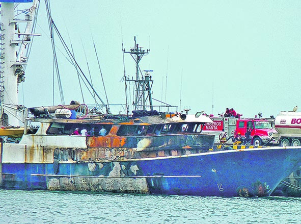 Incendio En Un Barco Dura Horas El Diario Ecuador