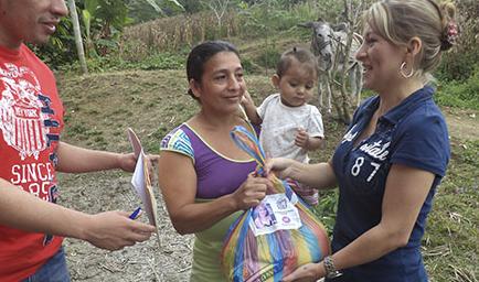 100 familias reciben canastas de víveres El Diario Ecuador