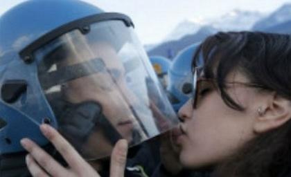 Mujer iría presa por besar a un policía