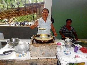 Venden empanadas y refrescos juntos en la vía Paján-24 de Mayo - El Diario Ecuador