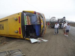Dos personas heridas tras volcarse un bus en la vía Montecristi ... - El Diario Ecuador