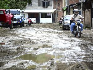 El lodo se toma la calle Tarqui y complica la movilidad de vecinos - El Diario Ecuador