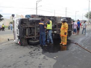 Esposos se vuelcan en un camión en la vía Portoviejo - Manta | El ... - El Diario Ecuador