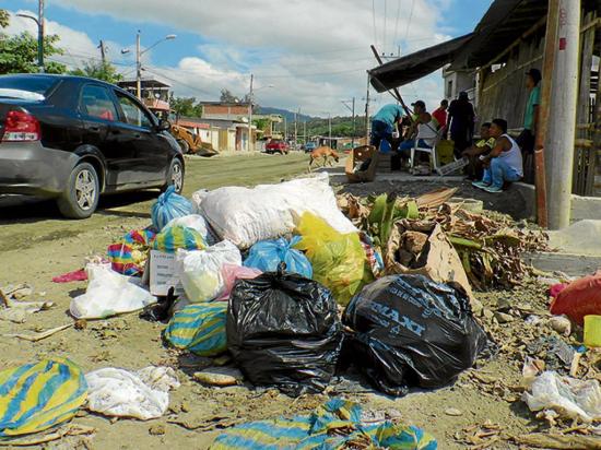 Quejas Por Basura Que Arrojan En La Vereda El Diario Ecuador