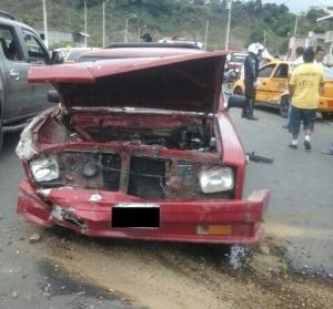 Choque entre dos vehículos deja una persona herida en Manta - El Diario Ecuador