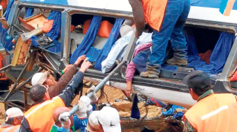 Autobús cae a un barranco y deja ocho muertos y 31 heridos El Diario