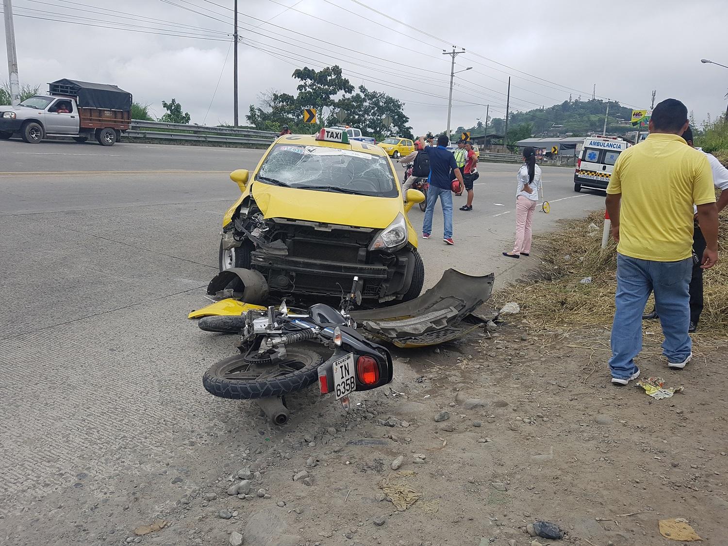 Heridos En Choque De Moto Y Taxi El Diario Ecuador