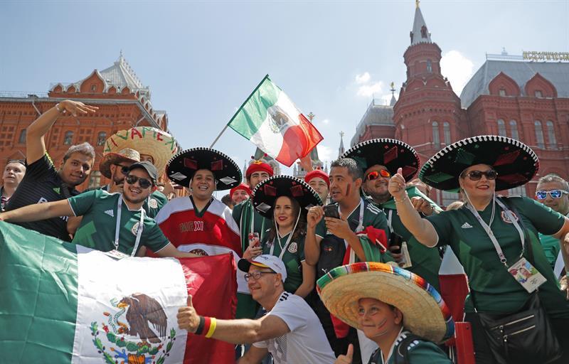 Resultado de imagen para Sombreros mexicanos 'inundan' la Plaza Roja y el centro de Moscú
