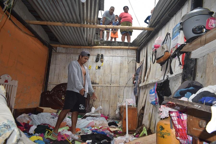 Familia se salva de morir aplastada por una vaca que cayó del techo