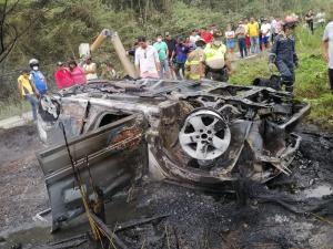 En Sucre Un Autom Vil Se Incendia Tras Chocar Contra Poste De Luz El