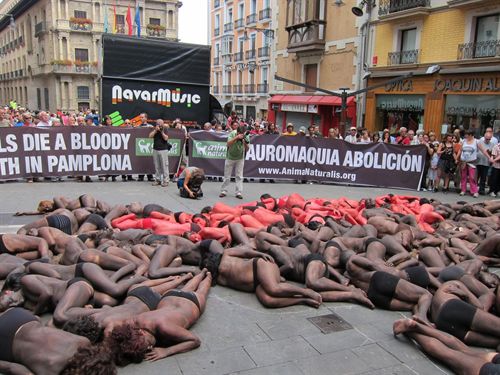 Activistas desnudos en contra de encierros de San Fermín