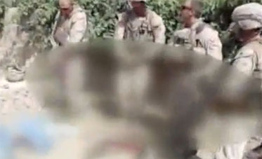 Indigna video de soldados de EE.UU orinando sobre cadáveres