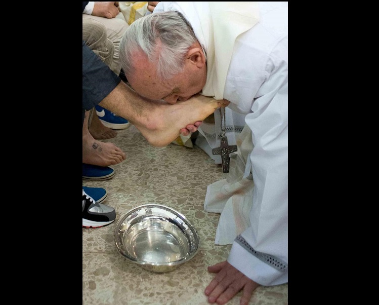El papa lavó y besó los pies a jóvenes de cárcel romana