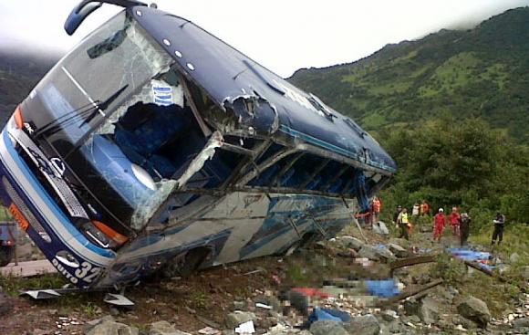 Accidente En La Via Papallacta Deja Al Menos 16 Muertos El