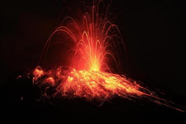 Erupciona el volcán Tungurahua en Ecuador