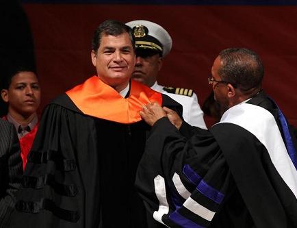 Correa es investido honoris causa y carga contra el neoliberalismo