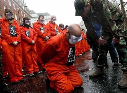 100 presos de Guantánamo están en huelga de hambre