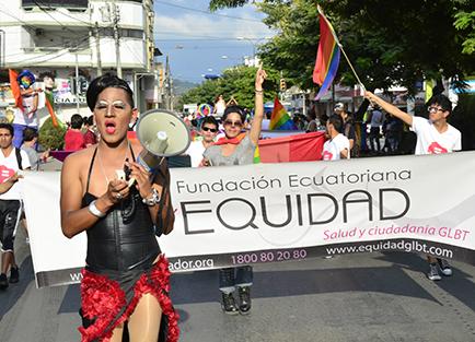 Comunidad gay marcha en la capital manabita  y exige más respeto