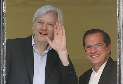 El canciller Patiño visitó a Assange y lo encontró de 'buen ánimo'