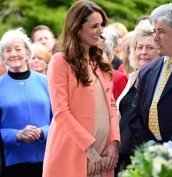 Fotógrafos reservan puestos ante clínica donde Kate Middleton dará a luz