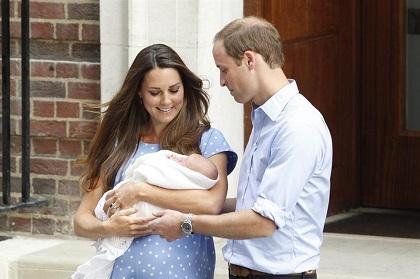 Los duques de Cambridge salen del hospital con su hijo en brazos