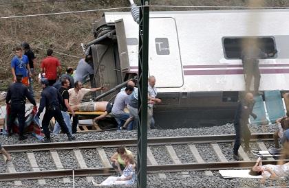 Alrededor de treinta muertos al descarrilar tren de velocidad alta en Galicia