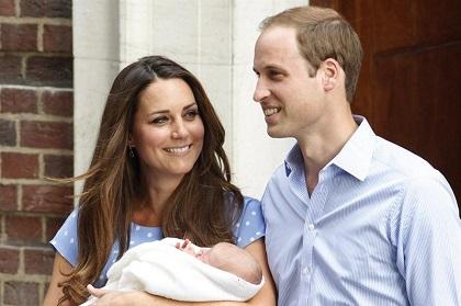 La reina Isabel II visita al bebé de los duques de Cambridge