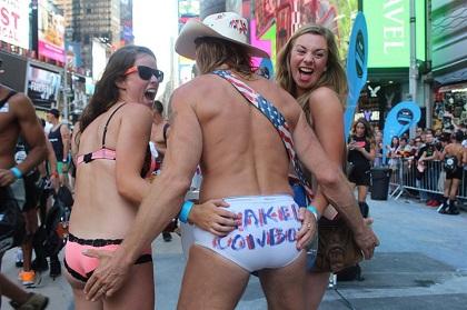 Cientos de personas se desnudaron en Times Square por el día de la ropa interior