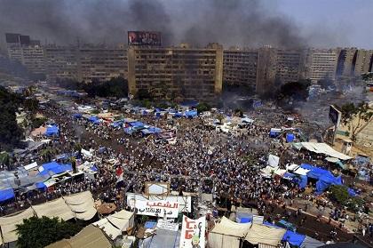 Egipto decreta medidas de excepción para evitar hundirse en el caos