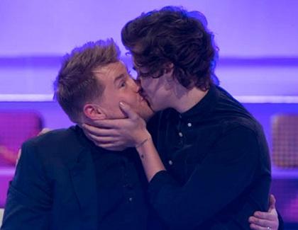 Harry Styles besa a un hombre durante un programa en vivo