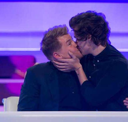 Cantante Harry Styles besa a un comediante