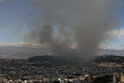 Incendio afecta al menos 30 hectáreas del Parque Metropolitano de Quito