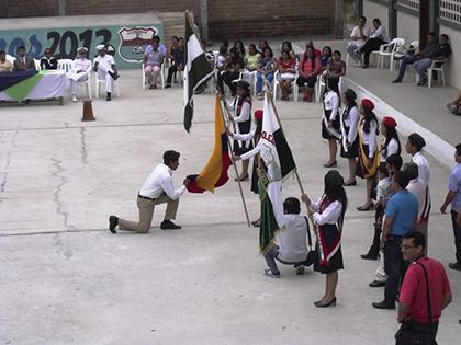 Colegio Eloy Alfaro rinde homenaje a la Bandera
