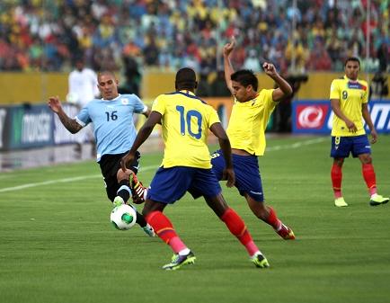 Ecuador gana 1-0 a Uruguay y está a un paso de Brasil 2014