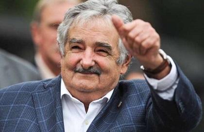 Mujica quiere adoptar 40 niños y jóvenes pobres cuando concluya su mandato