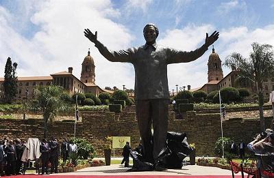 Una escultura de 11 metros recuerda el compromiso de Mandela con la educación