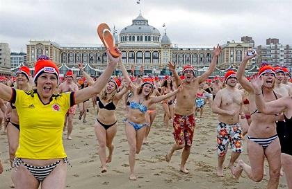 Unas 20.000 personas celebran Año Nuevo con tradicional baño en mar del Norte