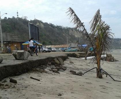 Aguaje destruye parte del malecón y afecta a pescadores de Jama