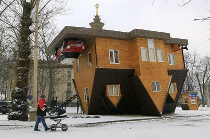 Una casa 'al revés' se convierte en atracción turística en Moscú
