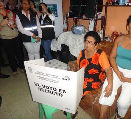 El “Voto en casa” tuvo su simulacro en Manta