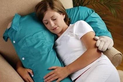 Crean las 'almohadas novio” para mujeres