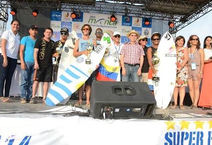 Carlos Muñoz es el campeón del circuito de Surf