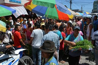 Comerciantes informales y formales se enfrentan en Santo Domingo