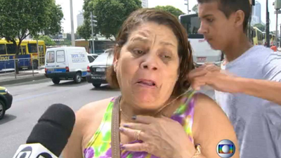 Mujer es asaltada mientras daba una entrevista en Brasil (VIDEO)