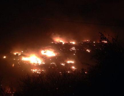 Medio centenar de casas destruidas en incendio descontrolado en Valparaíso
