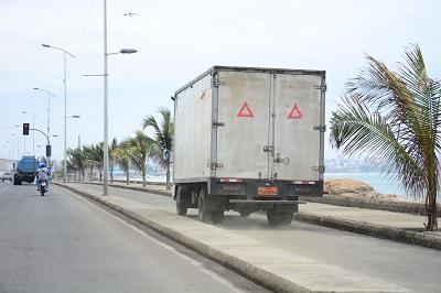 Carros invaden ciclovía de la Puerto-Aeropuerto