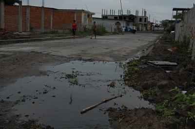 Derrame de aguas servidas sigue afectando a las familias de Jaramijó