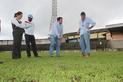 Ministro del Deporte pide que remodelación del estadio Olímpico Santo Domingo sea urgente