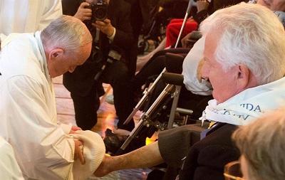 El papa Francisco lava los pies de 12 personas con discapacidad