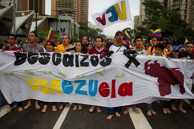 Estudiantes venezolanos marchan descalzos por 'sufrimiento del país'